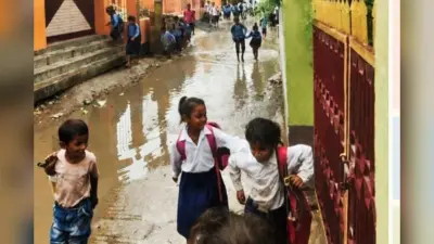 Samastipur News: सड़क बनी तालाब, स्कूल पहुंचने के लिए गंदे पानी से गुजरने को मजबूर बच्चे